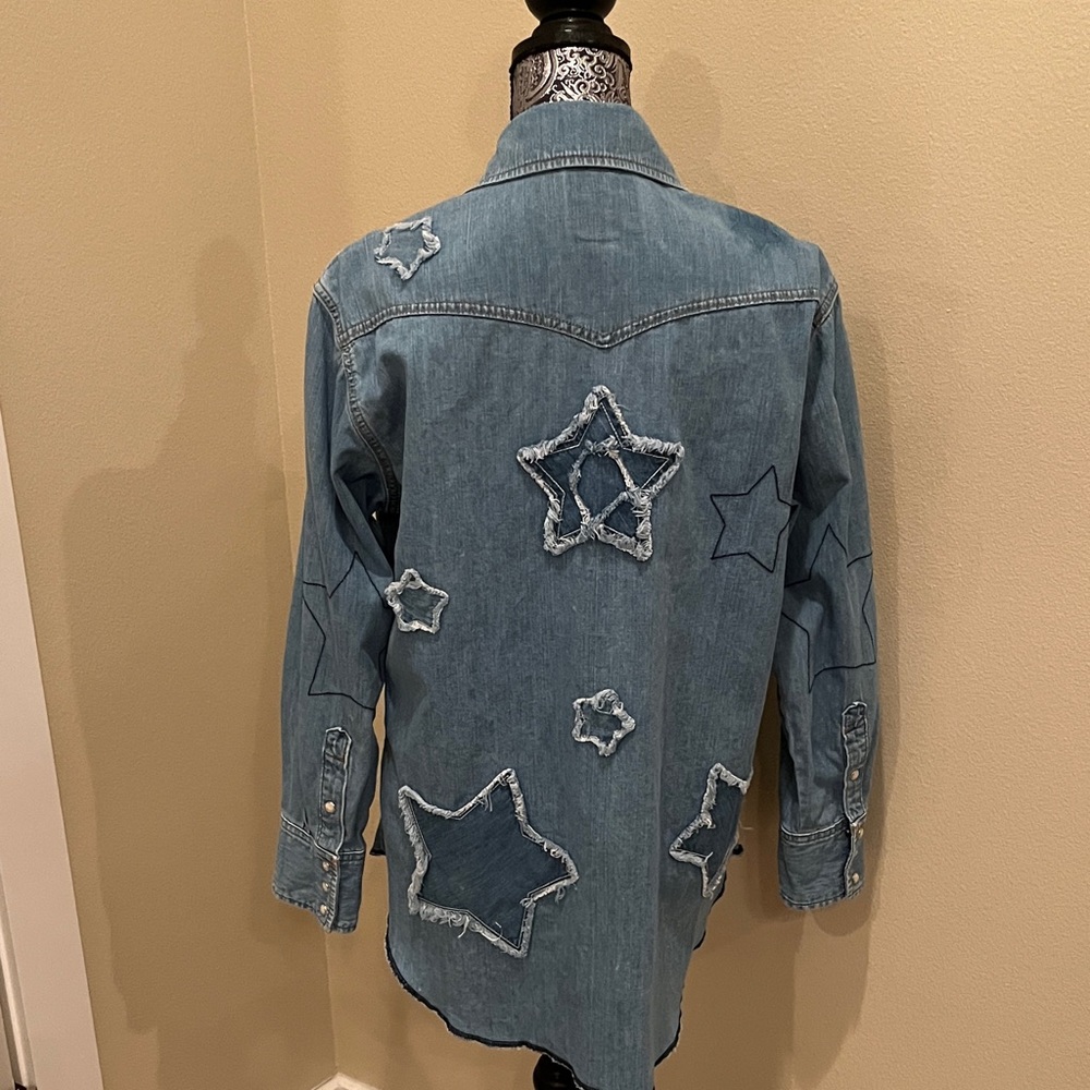 Wrangler Lainey Wilson Women's Cotton Light Blue Denim Jean shirt Size Small - Picture 4 of 9